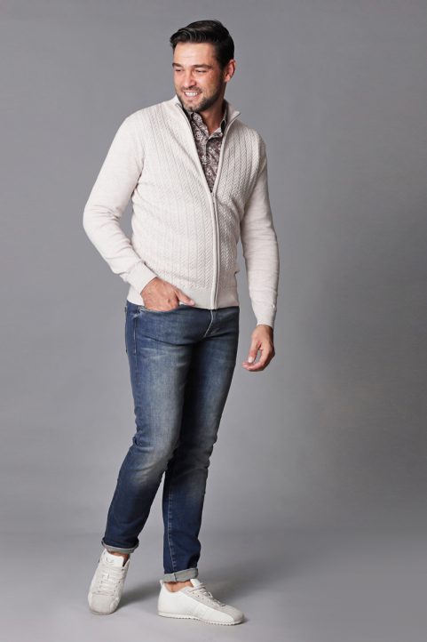 vest € 64,90<br/>overhemd € 49,90<br/>jeans € 59,99