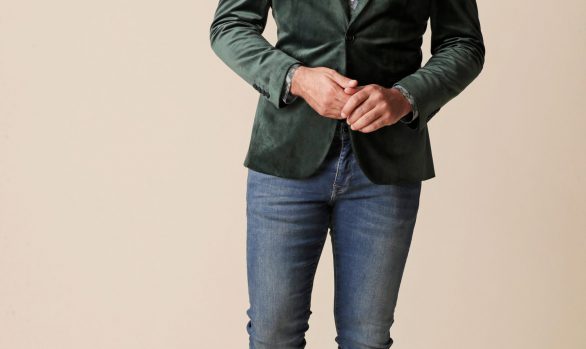 colbert € 129,90<br/>overhemd € 59,90<br/>jeans € 59,99