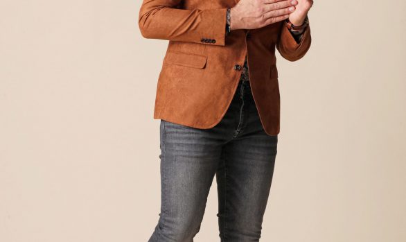 colbert € 119,90<br/>overhemd € 59,90<br/>jeans € 59,99