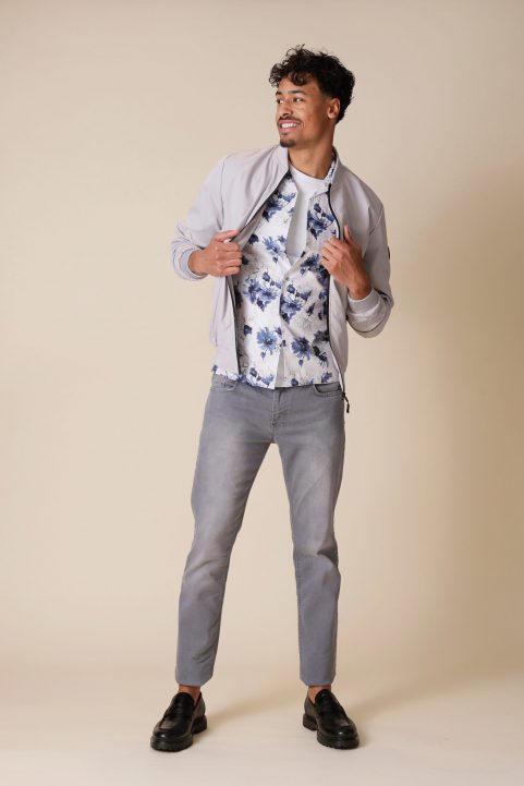 jack € 64,99<br/>overhemd € 59,90<br/>jeans € 59,90