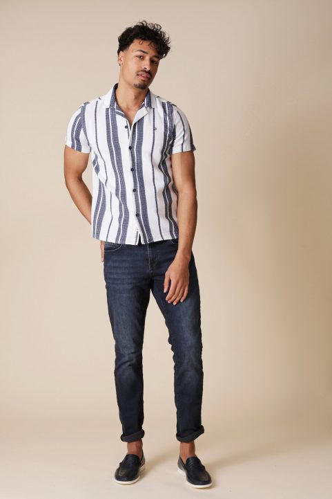 overhemd € 59,95<br/>jeans € 39,99