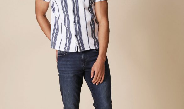 overhemd € 59,95<br/>jeans € 39,99
