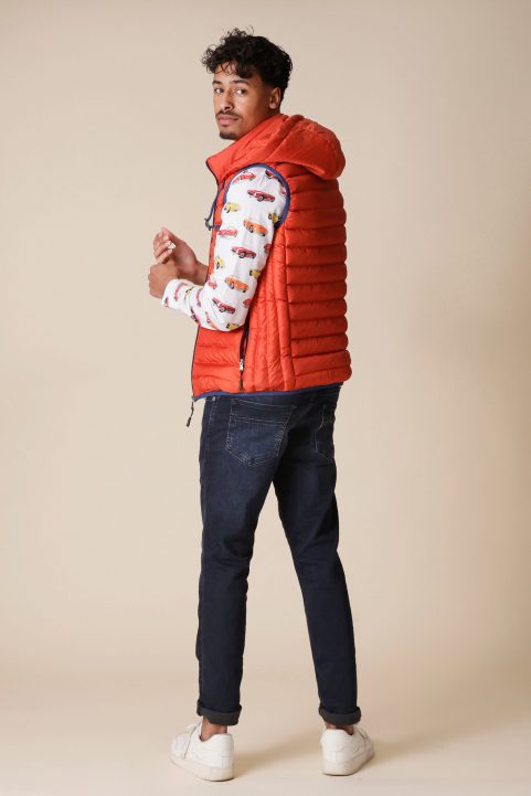 bodywarmer € 79,90<br/>overhemd € 59,90<br/>jeans € 39,99