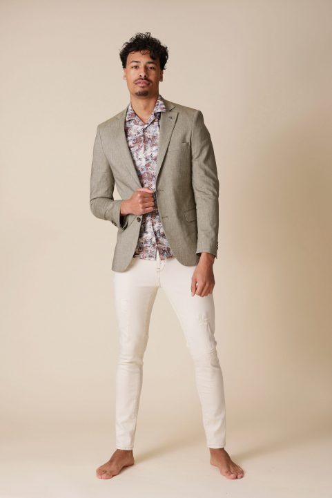 colbert € 169,90<br/>overhemd € 59,90<br/>jeans € 79,95