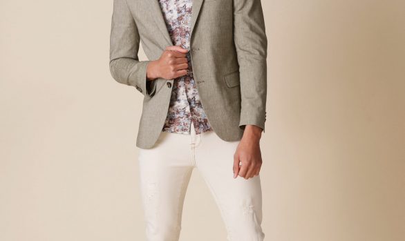colbert € 169,90<br/>overhemd € 59,90<br/>jeans € 79,95