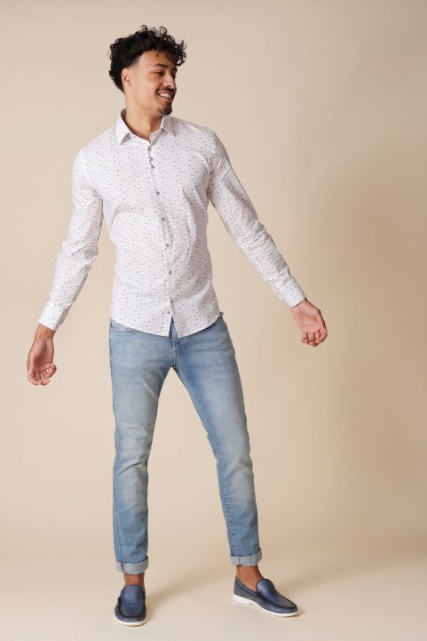 overhemd € 59,90<br/>jeans € 39,99