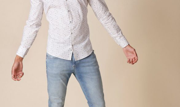 overhemd € 59,90<br/>jeans € 39,99